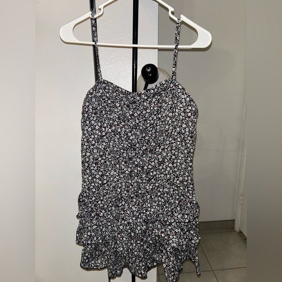 Dresses & Skirts - Black floral ruched dress w/ ruffles size L